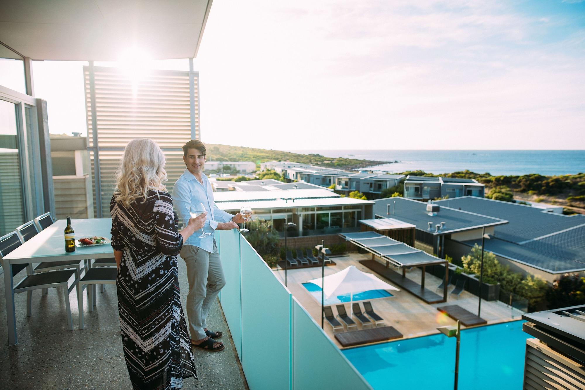 Smiths Beach Resort Yallingup Exterior photo A couple standing on a balcony