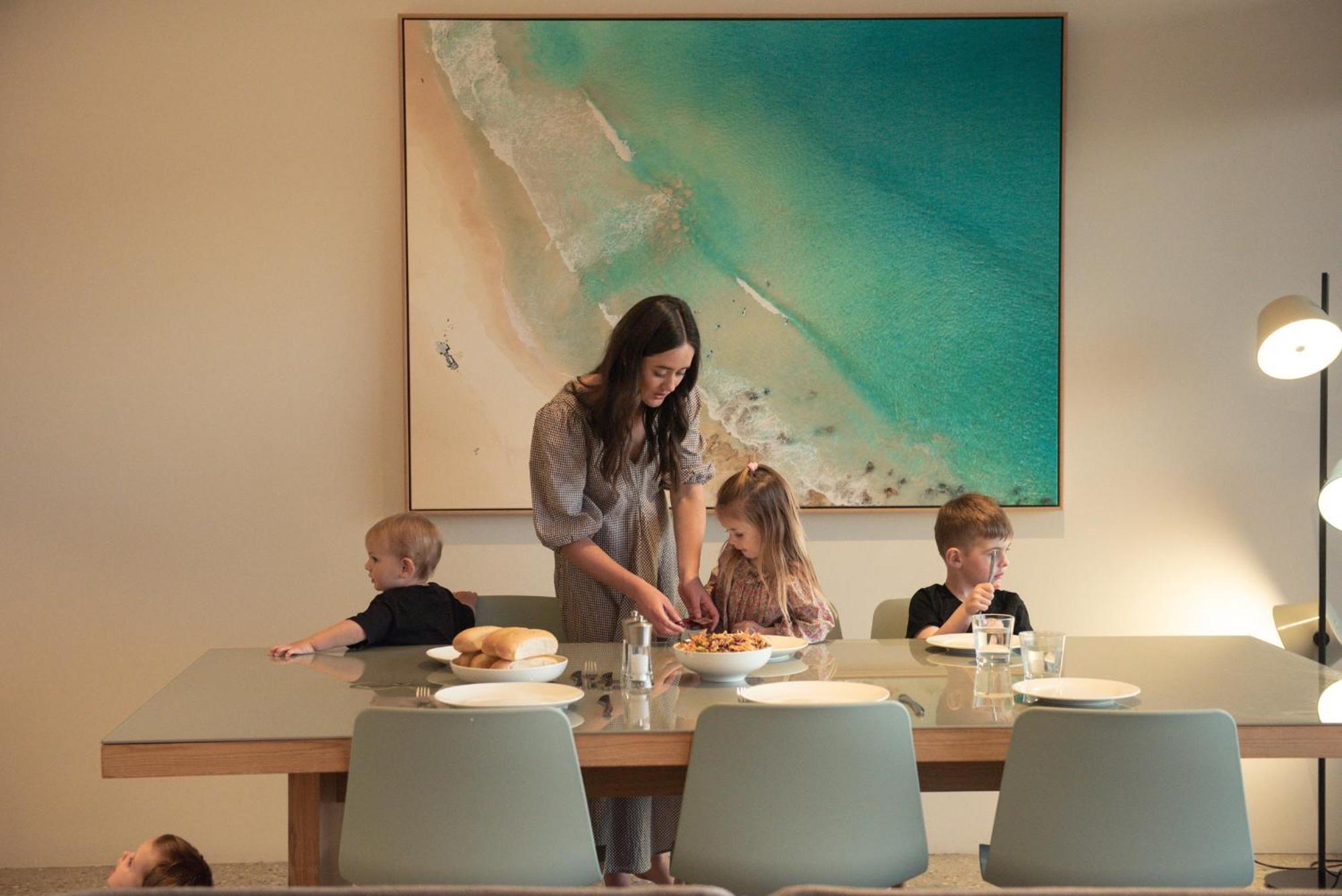 Smiths Beach Resort Yallingup Exterior photo A family at the dining table