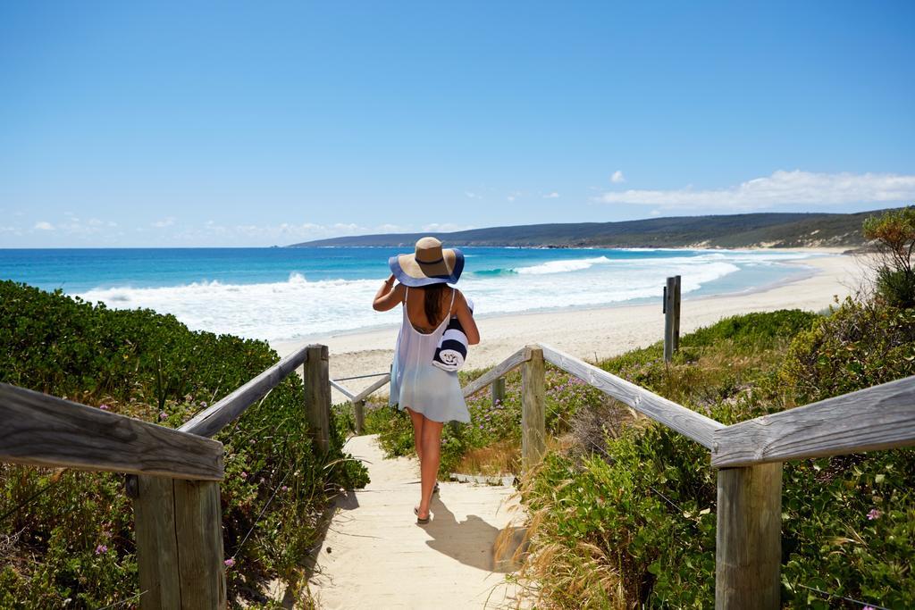 Smiths Beach Resort Yallingup Exterior photo A beach in the Bay of Fires
