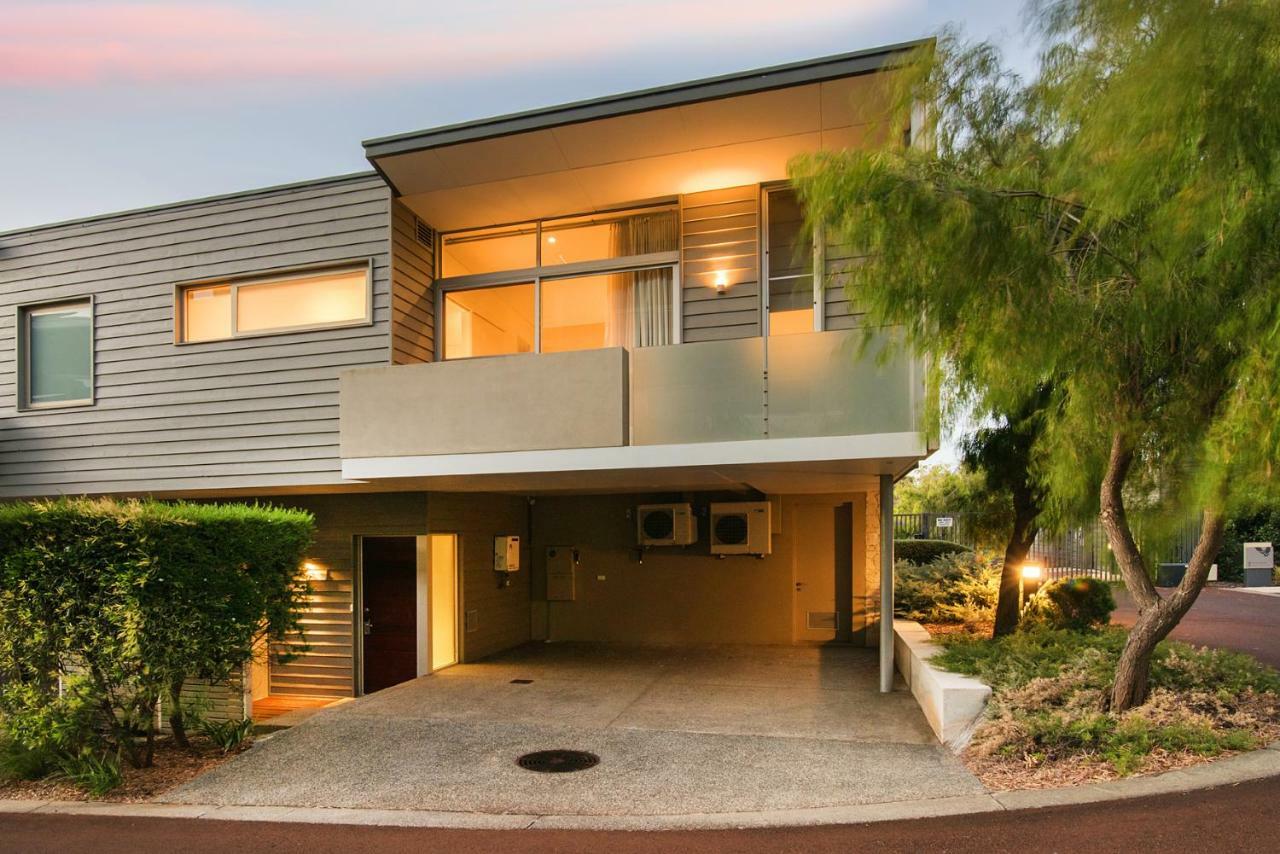 Smiths Beach Resort Yallingup Exterior photo A modern house in the suburb of Toorak, Melbourne, Australia